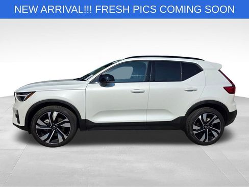 Used 2024 Volvo XC40 B5 Plus AWD/4WD image 3