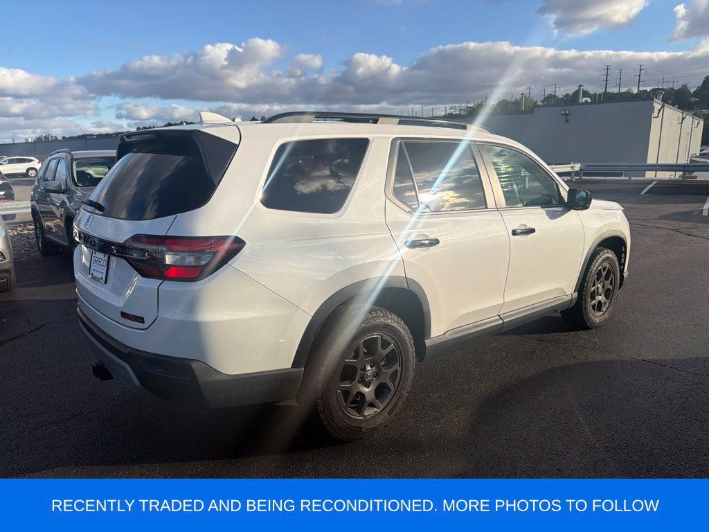 Used 2025 Honda Pilot TrailSport image 3