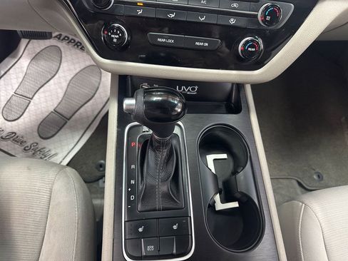 Used 2015 Kia Sedona LX w/ LX Convenience Package FWD image 17