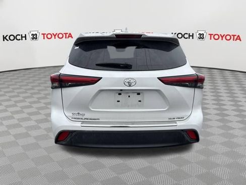 Used 2023 Toyota Highlander XLE image 7