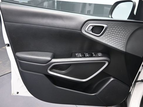 Used 2025 Kia Soul LX w/ LX Technology Package FWD image 22