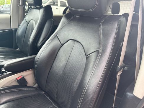 Used 2022 Chrysler Pacifica Touring-L image 19