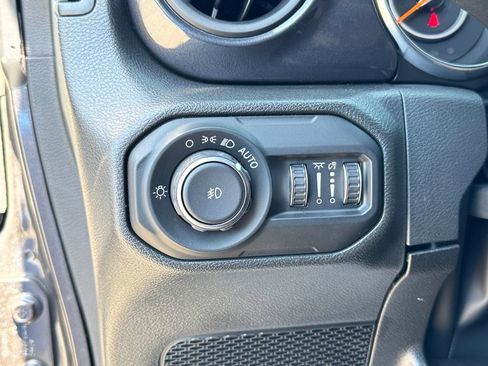 Used 2022 Jeep Wrangler Unlimited Sport image 31