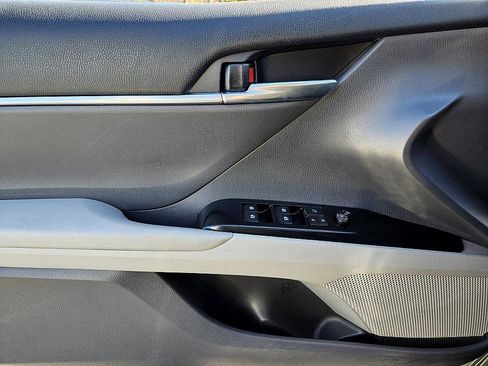 Used 2018 Toyota Camry LE image 29