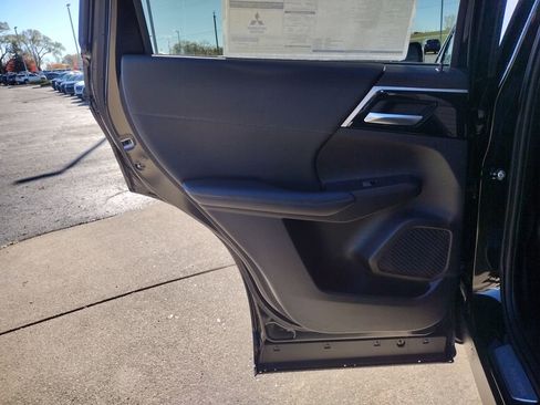 New 2025 Mitsubishi Outlander SE image 30