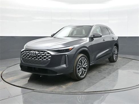 Certified 2025 Audi Q5 Premium w/ Convenience Package image 3