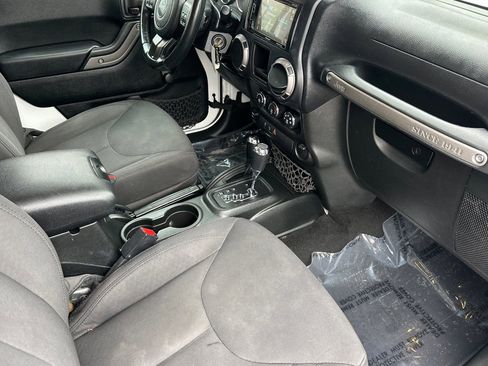 Used 2018 Jeep Wrangler Sport AWD/4WD image 16