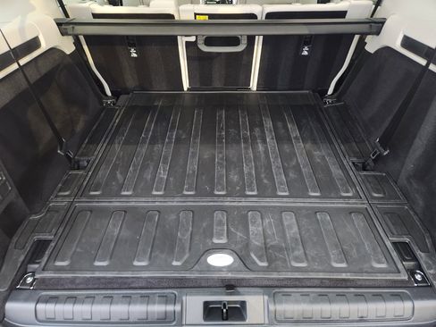 Certified 2025 Land Rover Discovery Dynamic SE image 37