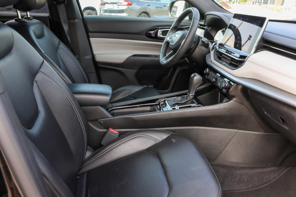 Used 2025 Jeep Compass Limited AWD/4WD image 16