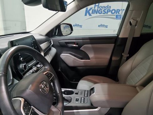 Used 2022 Toyota Highlander XLE image 17