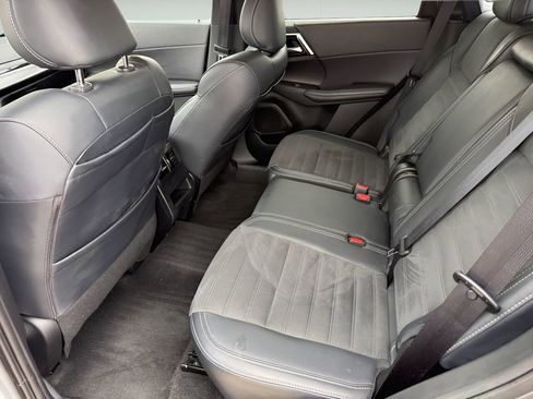 Used 2024 Mitsubishi Outlander SE image 12