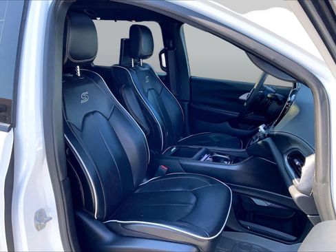 Used 2022 Chrysler Pacifica Limited w/ Uconnect Theater Family Group AWD/4WD image 9