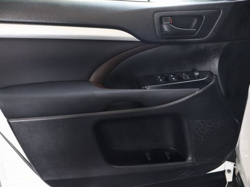 Used 2017 Toyota Highlander LE image 17