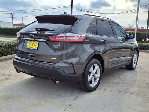 Used 2020 Ford Edge SE image 2