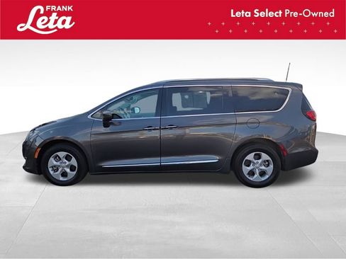 Used 2017 Chrysler Pacifica Touring-L Plus image 4