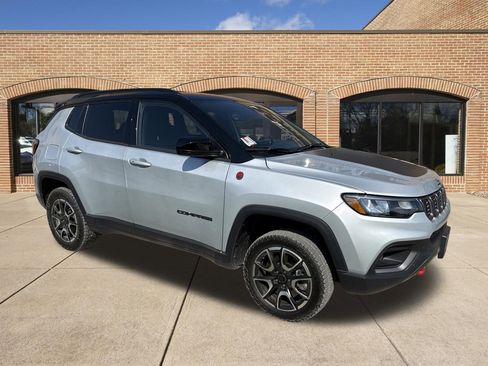 Used 2025 Jeep Compass Trailhawk AWD/4WD image 1
