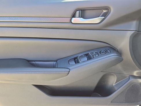 Used 2024 Nissan Altima 2.5 SV image 15