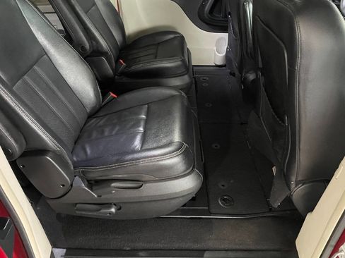 Used 2015 Chrysler Town & Country Touring-L w/ Driver Convenience Group image 25
