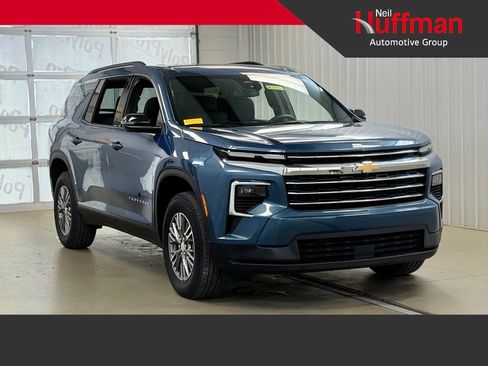 Used 2025 Chevrolet Traverse LT FWD image 1