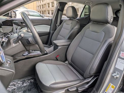 Used 2025 Chevrolet Trax LT w/ LT Convenience Package image 23