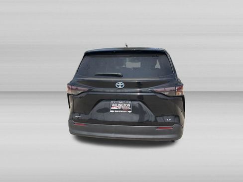 Used 2025 Toyota Sienna LE FWD image 6
