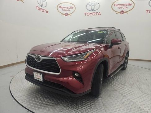 Used 2021 Toyota Highlander XLE FWD image 2