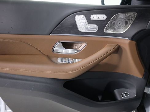 Used 2025 Mercedes-Benz GLS 450 4MATIC image 10