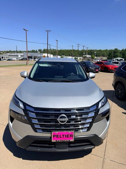 Used 2024 Nissan Rogue SV AWD/4WD image 2