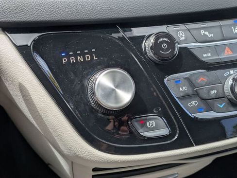 Used 2023 Chrysler Pacifica Touring-L FWD image 17