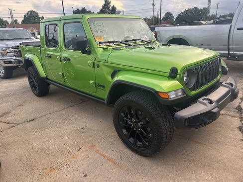 Used 2025 Jeep Gladiator Sport AWD/4WD image 3