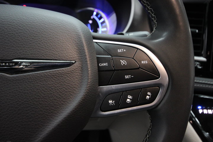 Used 2023 Chrysler Pacifica Touring-L FWD image 19