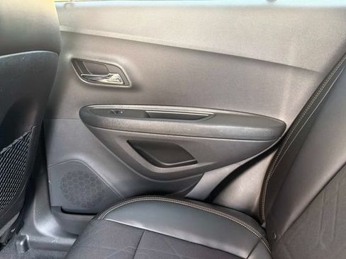 Used 2019 Chevrolet Trax LT w/ LT Convenience Package FWD image 16