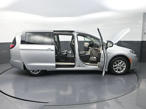 Used 2023 Chrysler Pacifica Touring-L FWD image 37