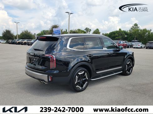 Certified 2025 Kia Telluride EX w/ EX Captain's Chair Package FWD image 6