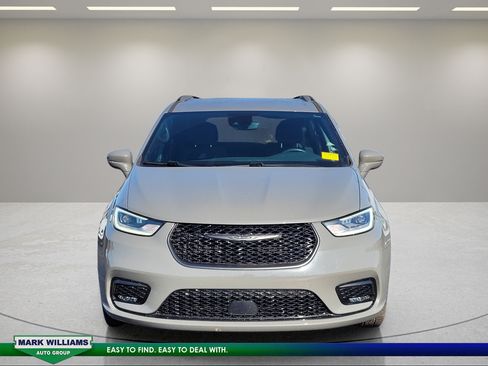 Used 2021 Chrysler Pacifica Touring w/ S Appearance Package FWD image 9