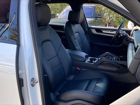Used 2024 Porsche Cayenne image 9