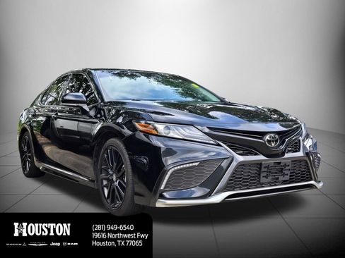 Used 2022 Toyota Camry XSE FWD image 3
