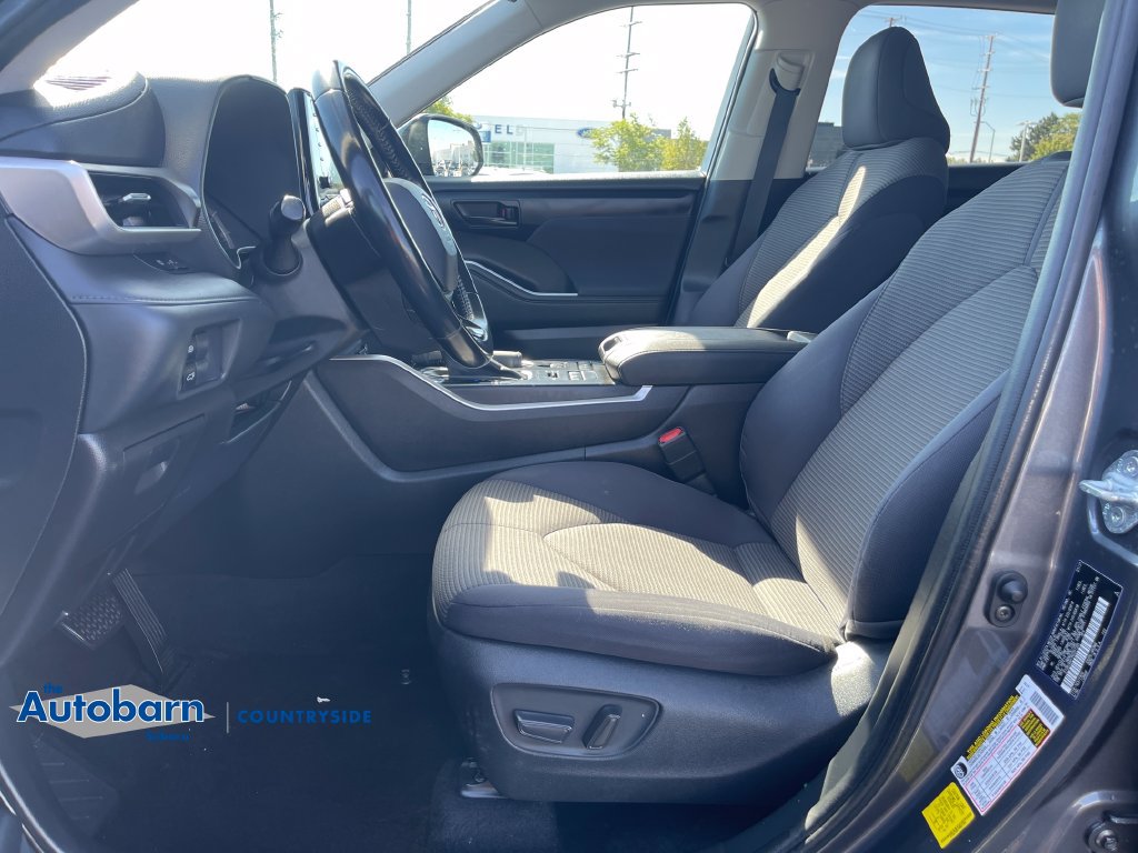 Used 2021 Toyota Highlander LE AWD/4WD image 9