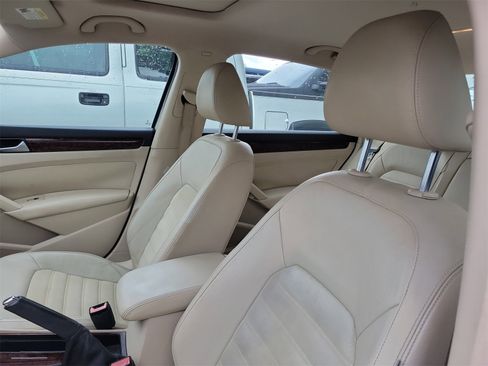 Used 2012 Volkswagen Passat 3.6 SEL Premium image 11