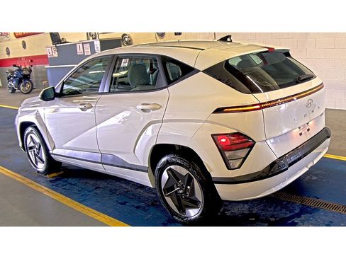 Used 2024 Hyundai Kona SE FWD image 3