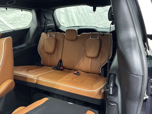 Certified 2025 Chrysler Pacifica Pinnacle w/ Trailer Tow Group AWD/4WD image 11