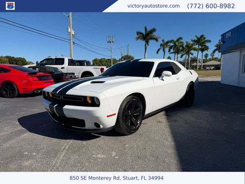 Used 2019 Dodge Challenger SXT image 3