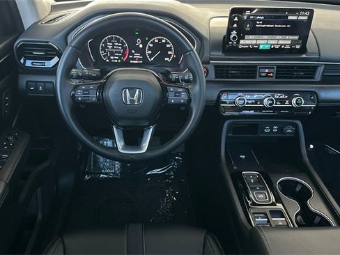 Used 2025 Honda Pilot Touring image 11
