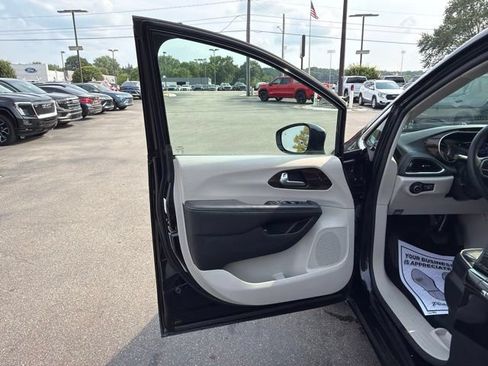 Used 2023 Chrysler Pacifica Limited FWD image 12
