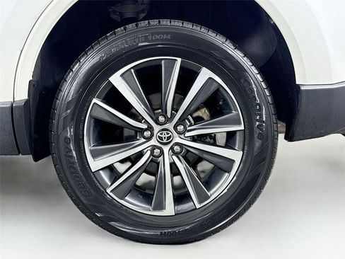 Certified 2022 Toyota Venza XLE image 42