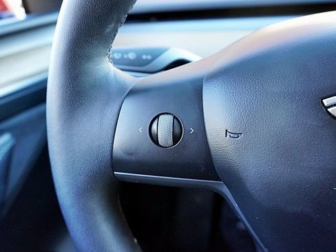 Used 2023 Tesla Model Y Long Range image 34