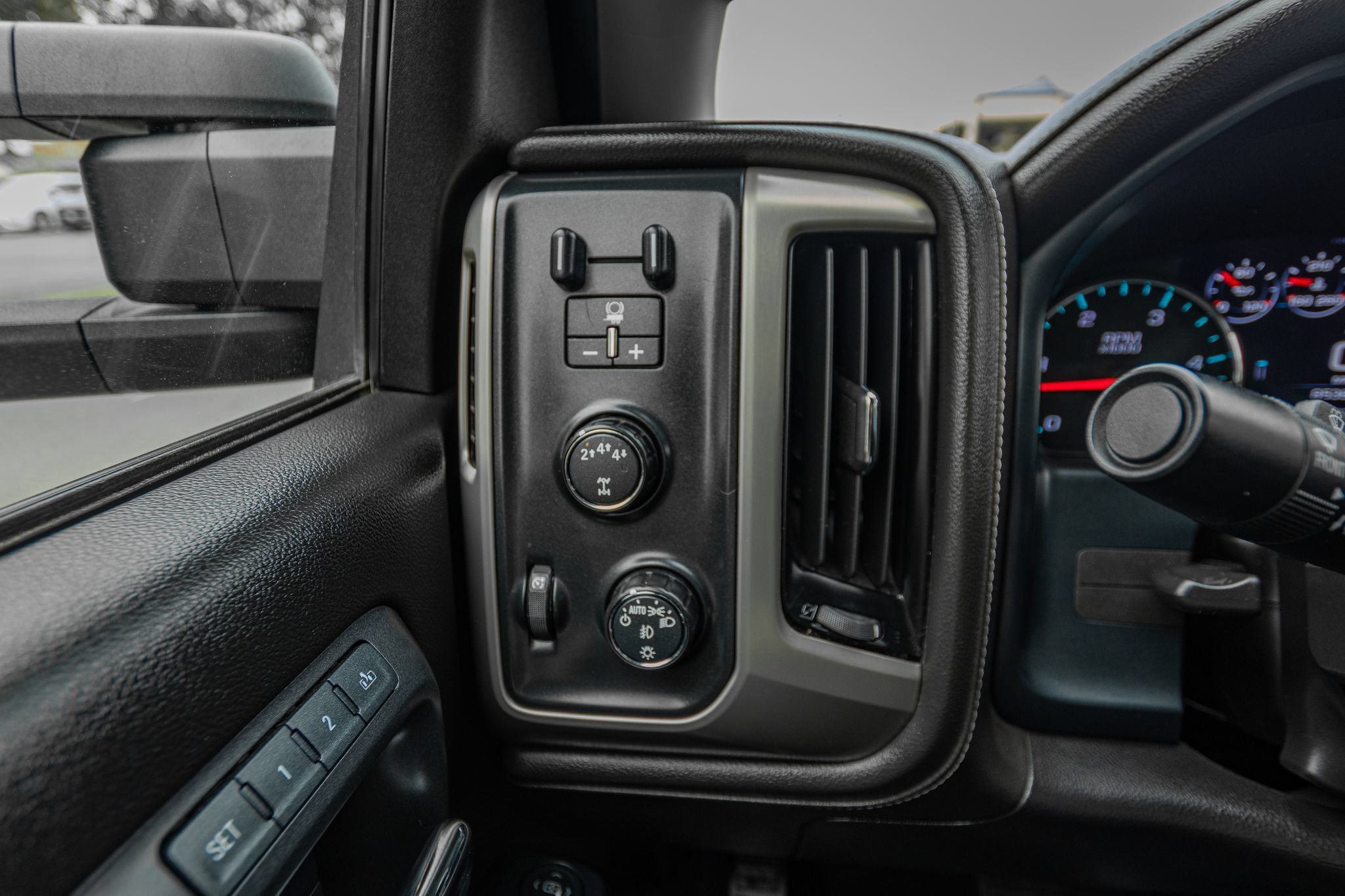 Used 2017 GMC Sierra 2500 Denali w/ Duramax Plus Package AWD/4WD image 16