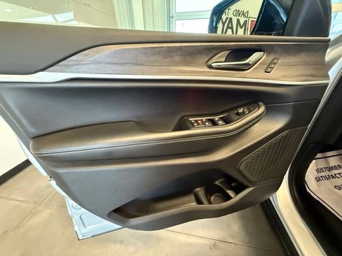 Used 2025 Jeep Grand Cherokee Limited w/ Luxury Tech Group II AWD/4WD image 30