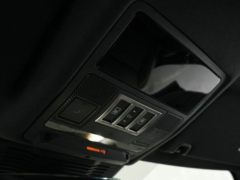 Used 2024 Land Rover Discovery Dynamic SE AWD/4WD image 40