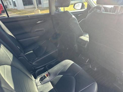 Used 2023 Toyota Highlander L image 25